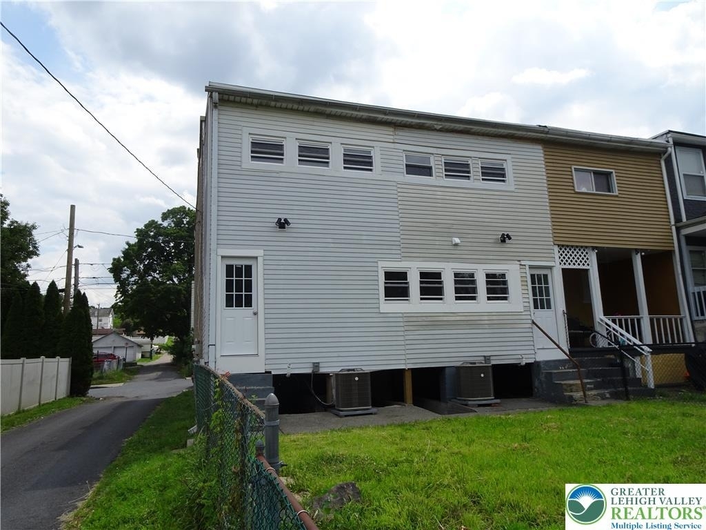 1535 E 7th Street - Photo 14