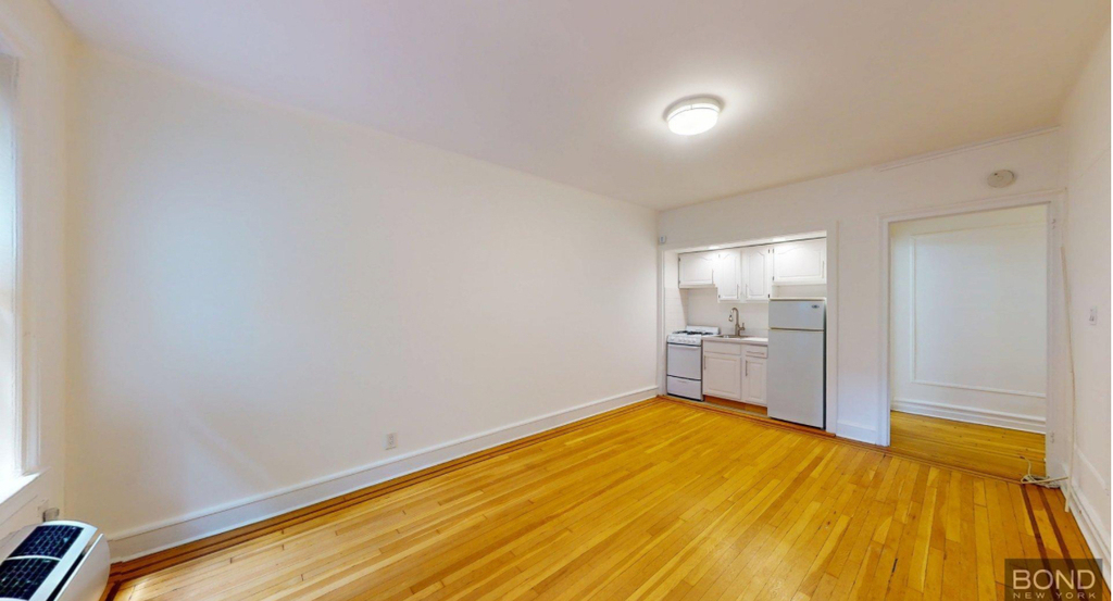 East 51st Street - Photo 0