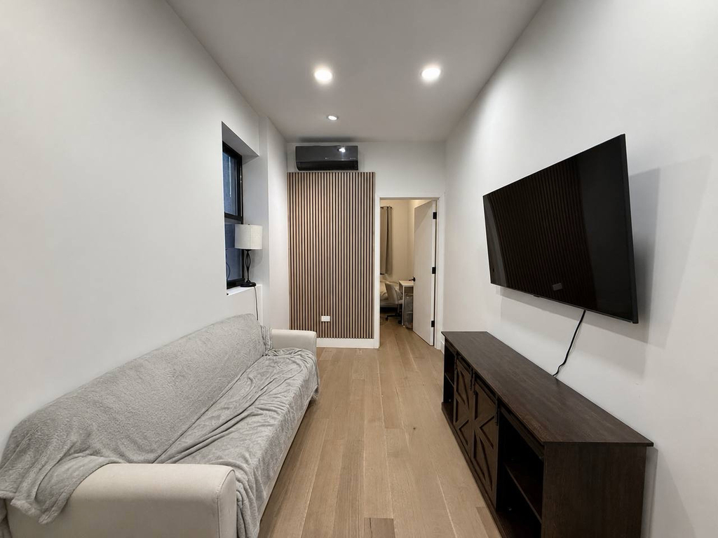 727 Knickerbocker Avenue - Photo 2