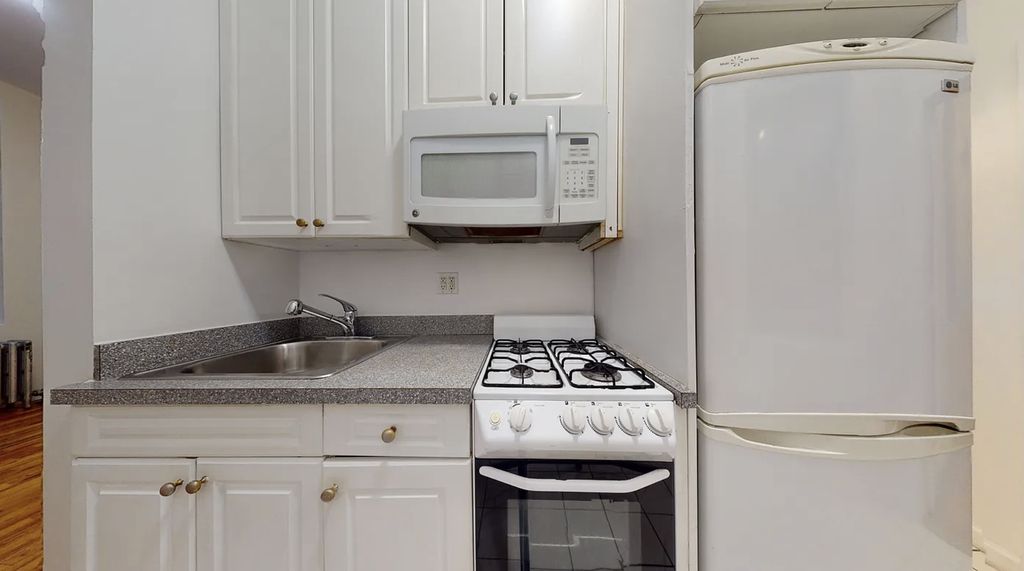 711 2nd Avenue - Photo 3