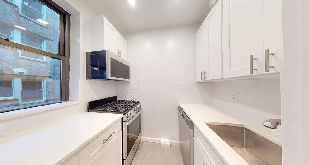 East 65th Street - Photo 6