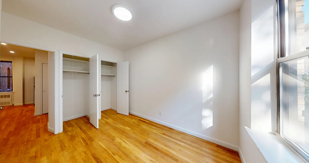 East 65th Street - Photo 8