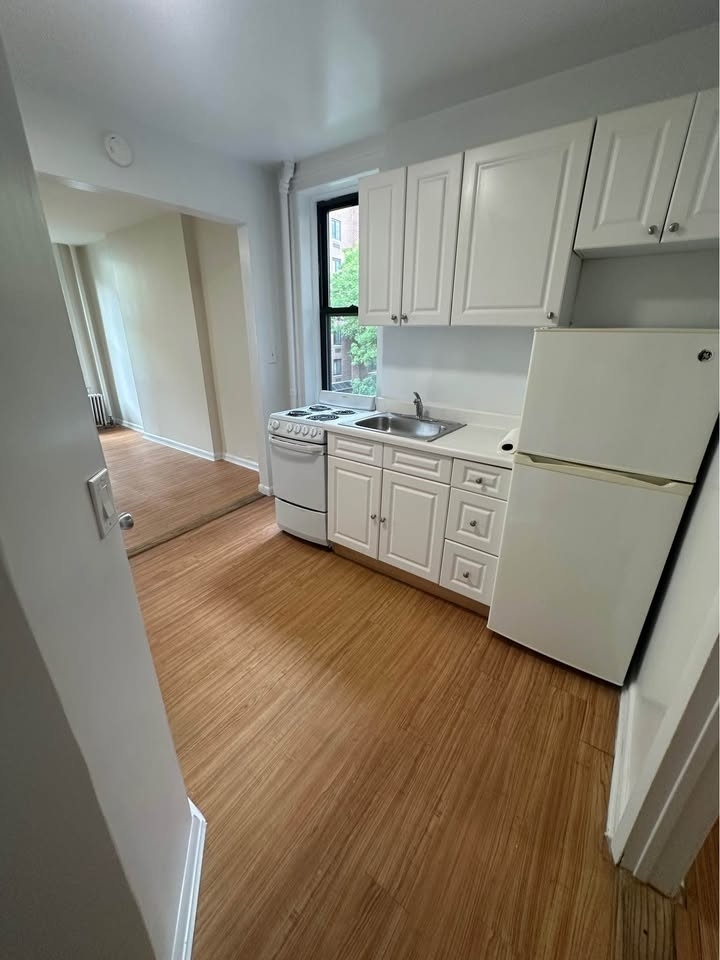 217 East 29th Street - Photo 3