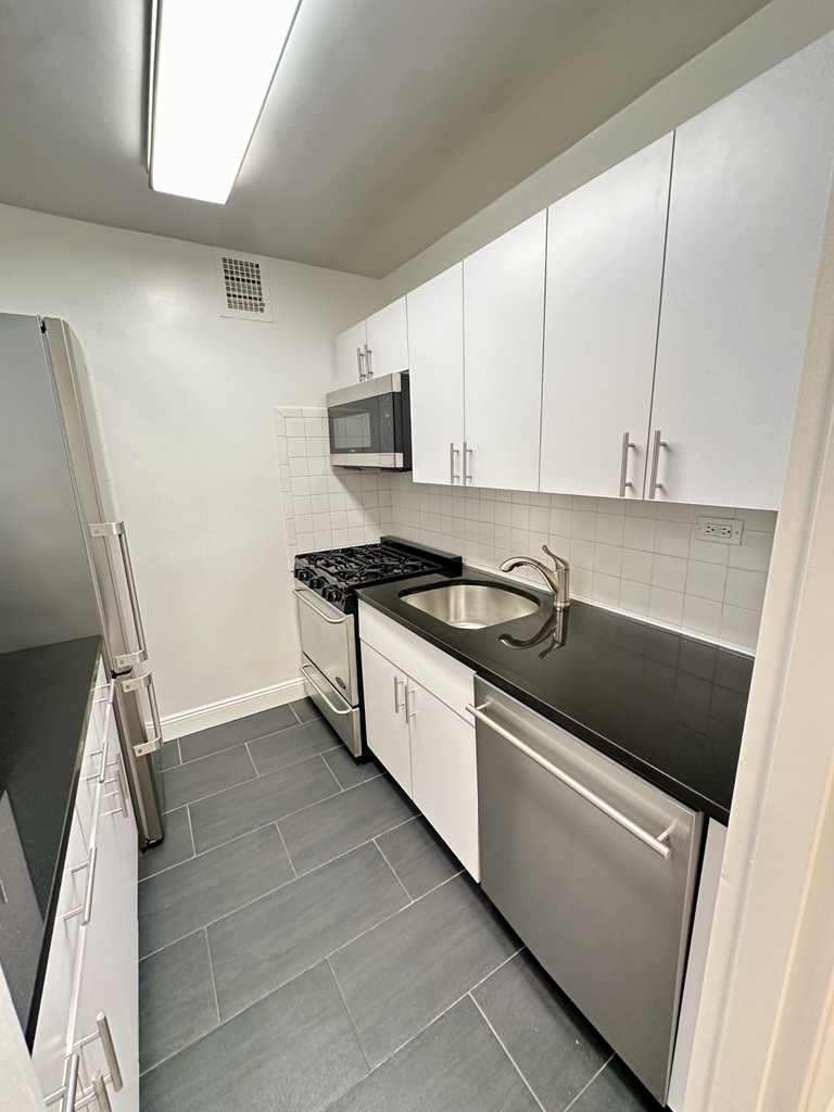 442 West 57th Street - Photo 2