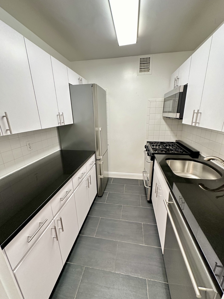 442 West 57th Street - Photo 3