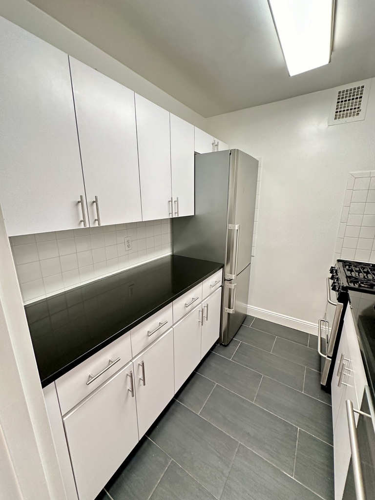442 West 57th Street - Photo 4