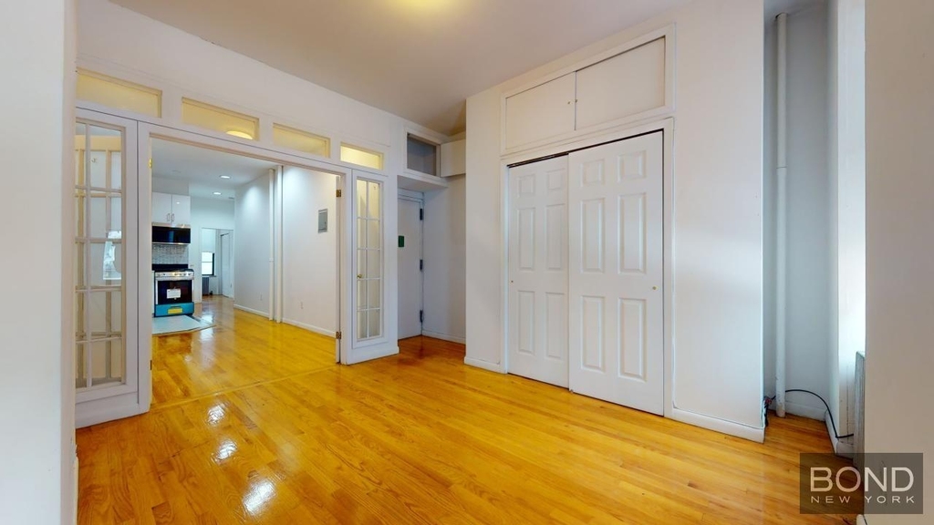 Second Avenue - Photo 2