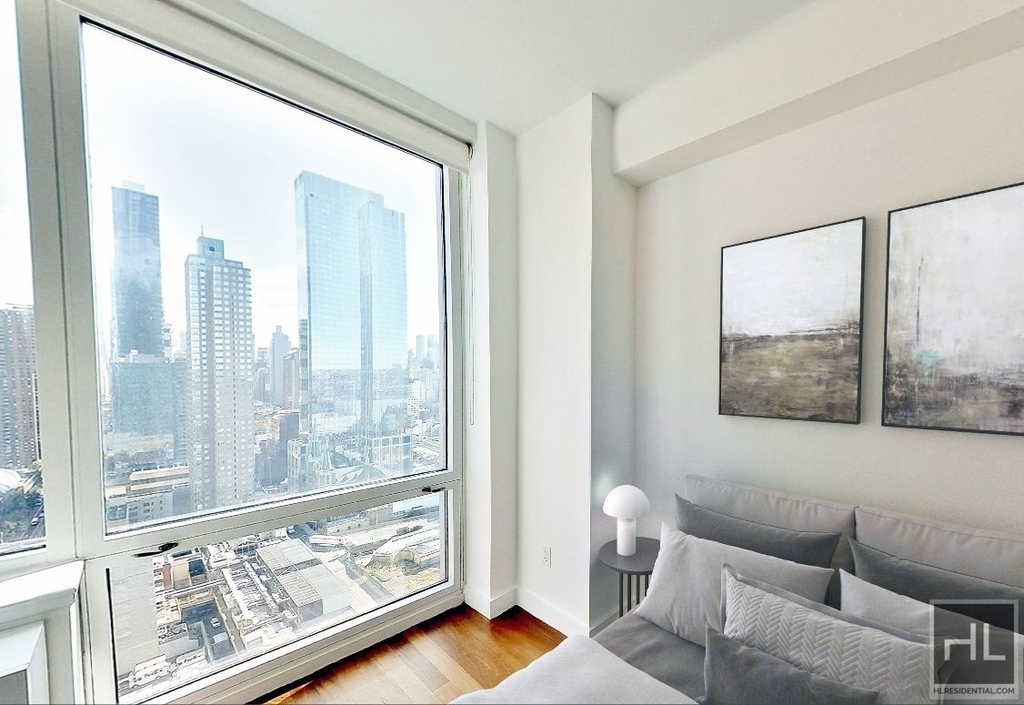 West 42nd Street - Photo 1