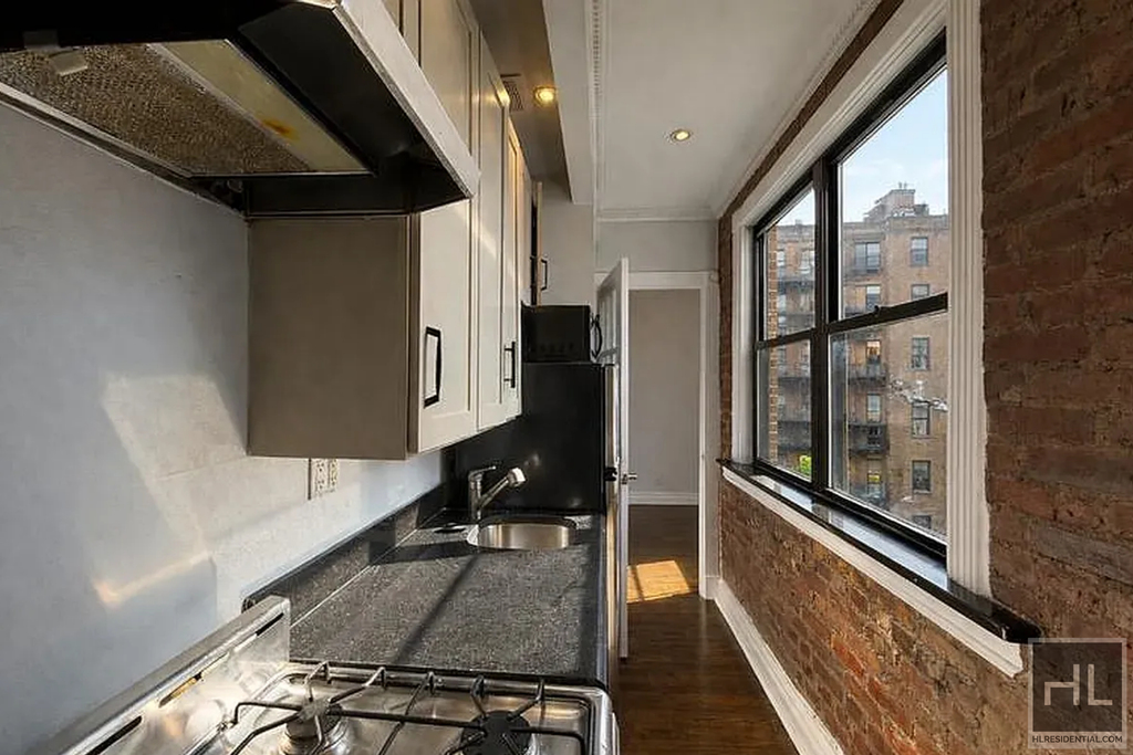 East 13th Street - Photo 5