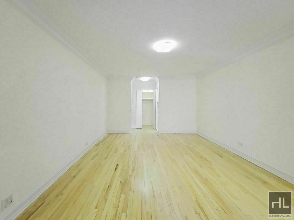 East 46 Street - Photo 1