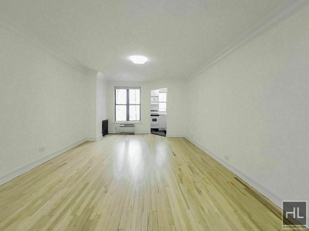 East 46 Street - Photo 0