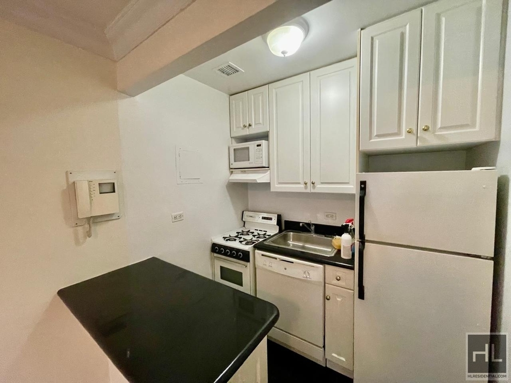 York Avenue - Photo 2