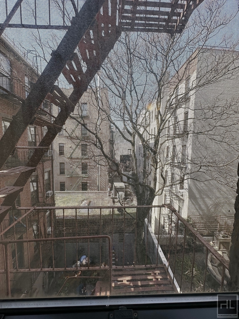 Avenue B - Photo 6