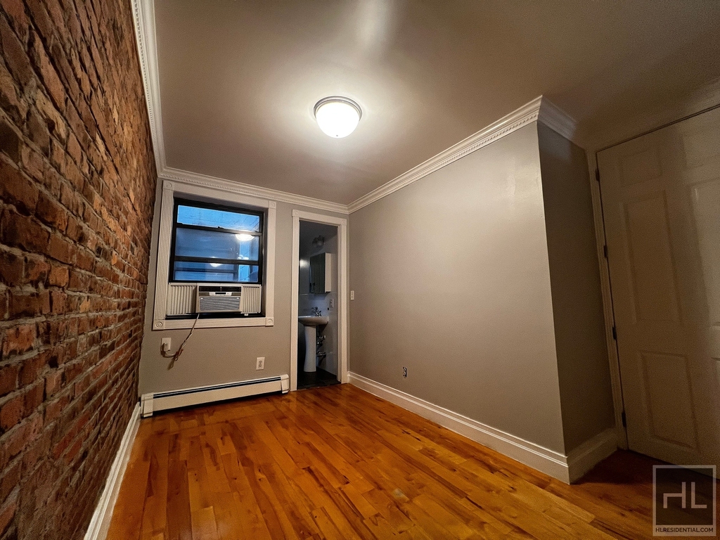 Avenue B - Photo 2