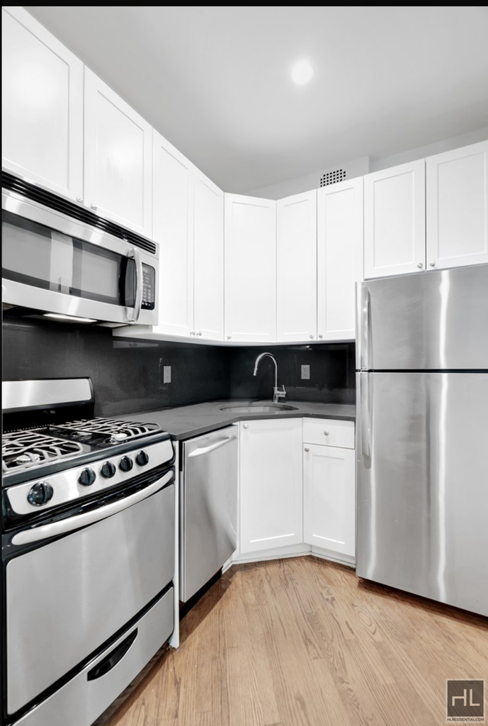 East 95 Street - Photo 6