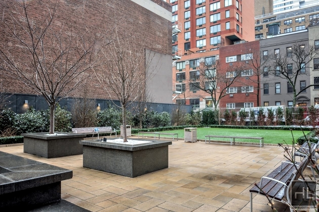 East 70th Street - Photo 11