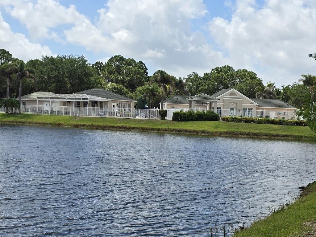 241 Sw Lake Forest Way - Photo 2