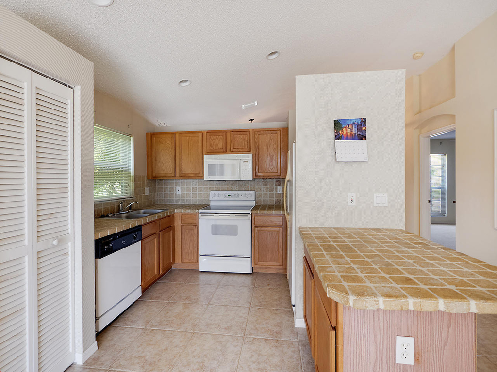 241 Sw Lake Forest Way - Photo 5