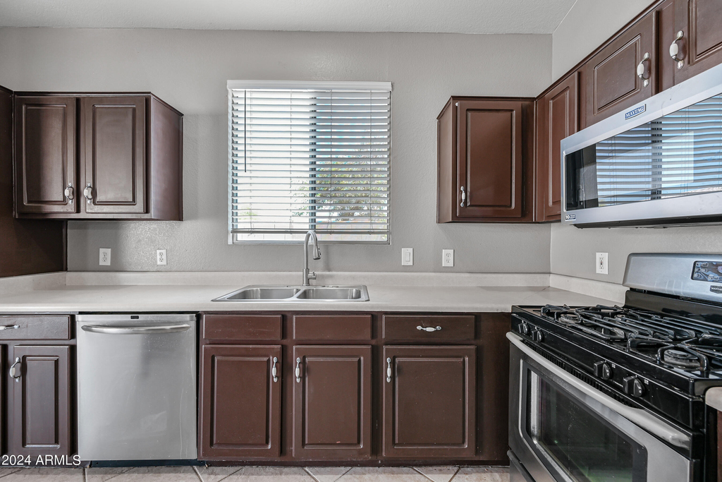 16224 W Jefferson Street - Photo 10