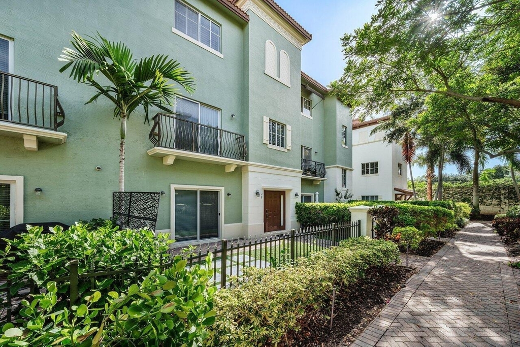 48 Nw Hawthorne Place - Photo 1