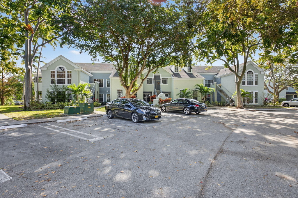 1275 Crystal Way - Photo 0