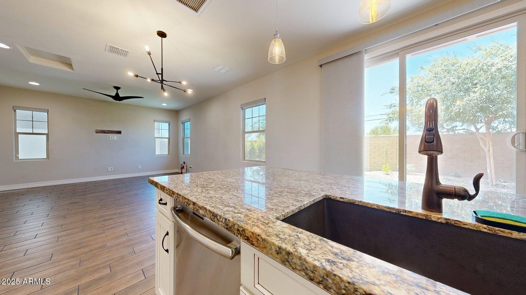 209 E Beatryce Street - Photo 13
