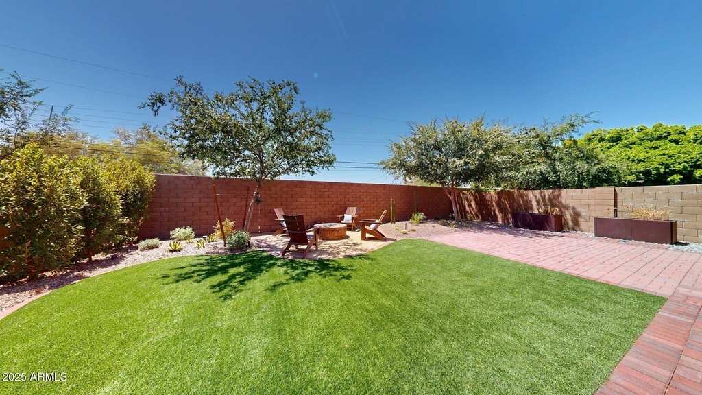 209 E Beatryce Street - Photo 3