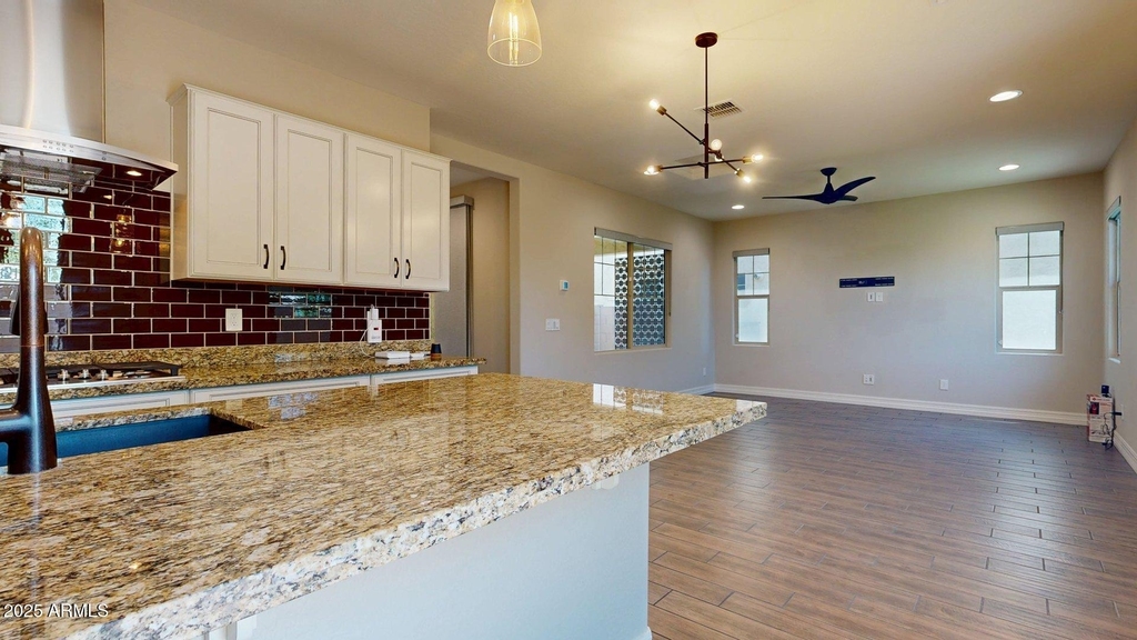 209 E Beatryce Street - Photo 9