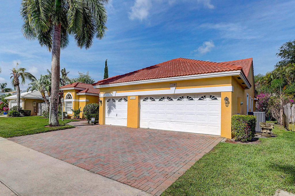 10207 Allamanda Boulevard - Photo 2