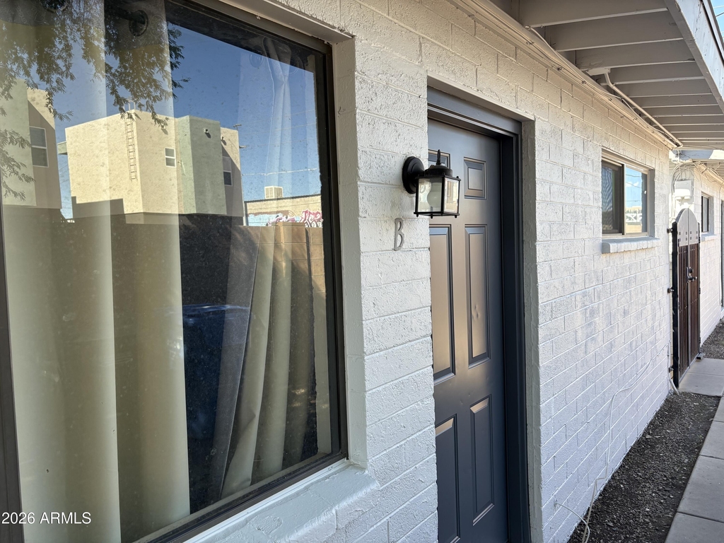1736 W Sherman Street - Photo 0