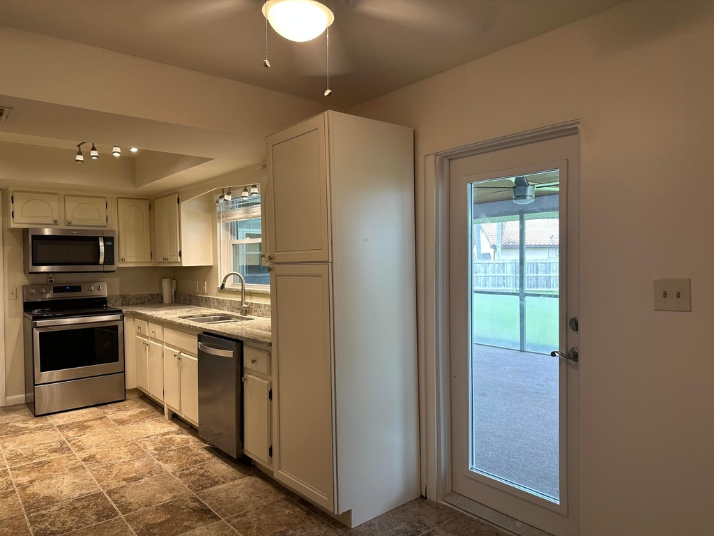 404 21st Street Se - Photo 2