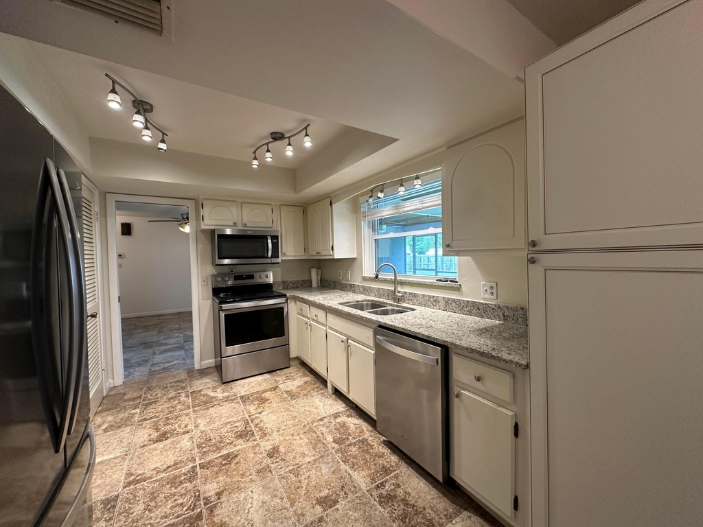 404 21st Street Se - Photo 3