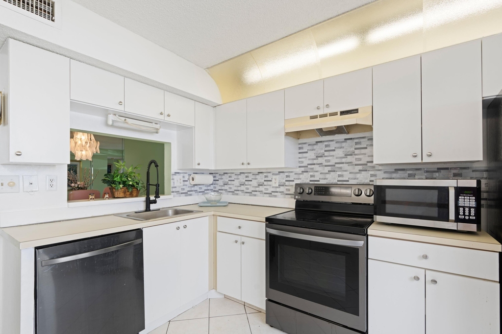 15450 Pembridge Avenue - Photo 6