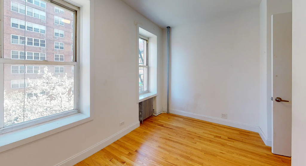 East 75th street  - Photo 3