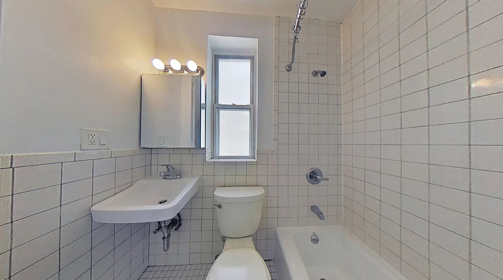 East 85th Street - Photo 3