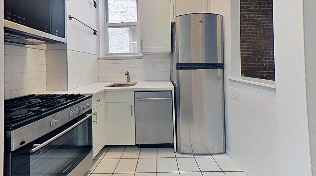 East 85th Street - Photo 0