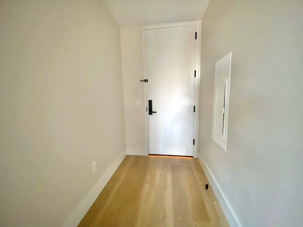 44-19 Broadway - Photo 8