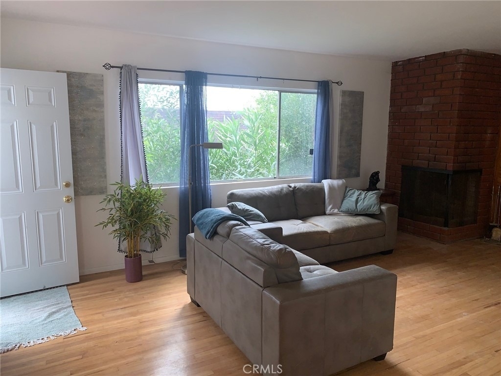 744 W 33rd - Photo 2