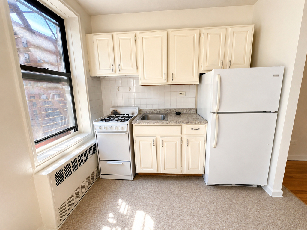35-15 Leverich Street - Photo 2