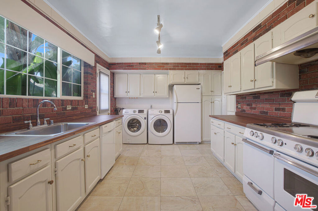 9408 Cattaraugus Avenue - Photo 7
