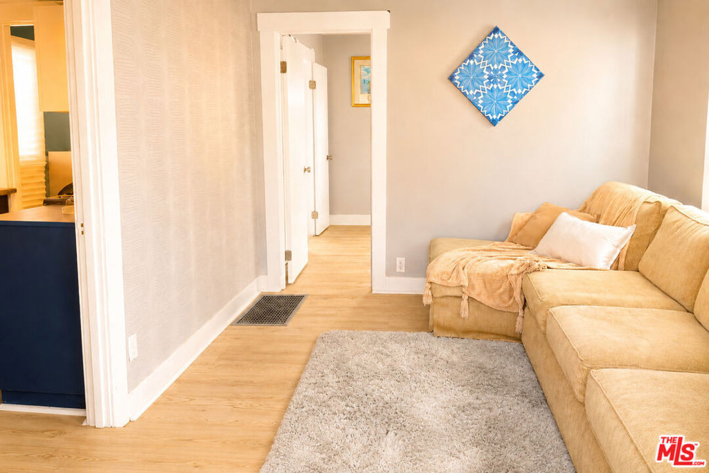 228 W 70th Street - Photo 4