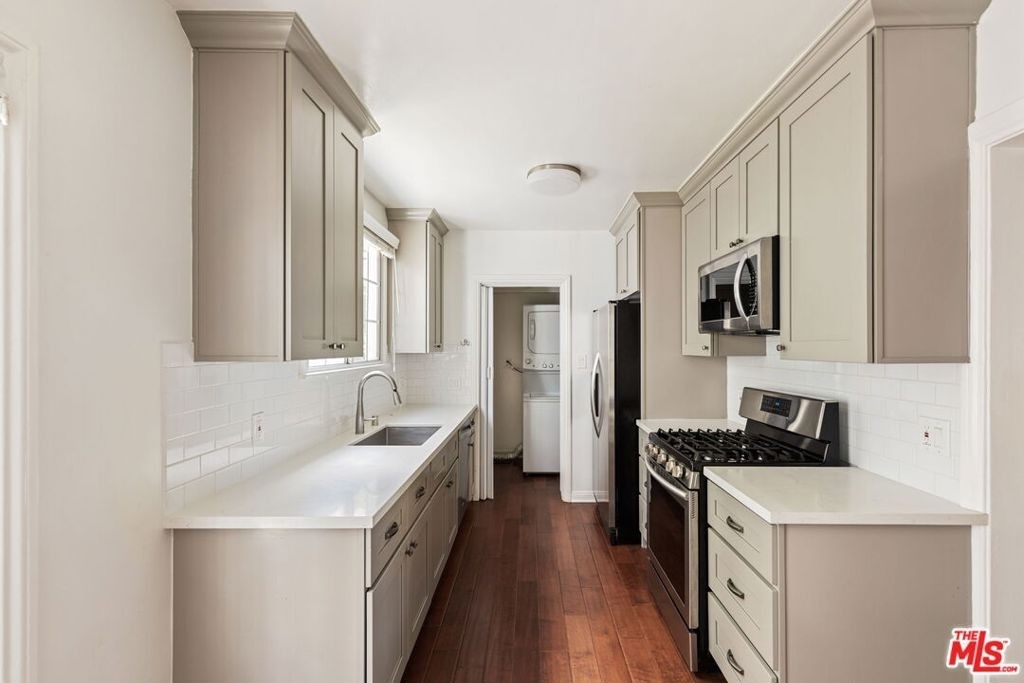 1054 S Stanley Avenue - Photo 5
