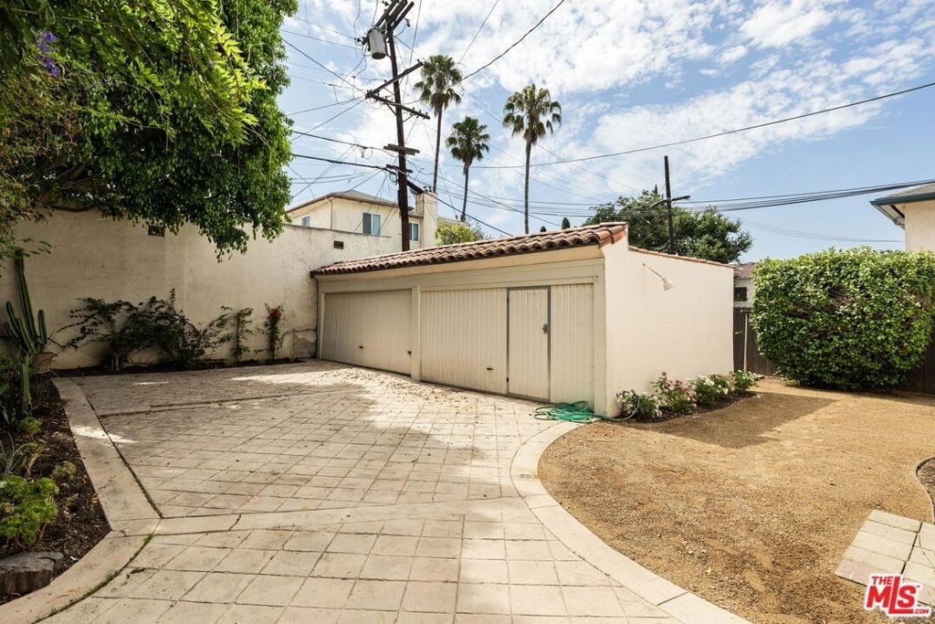 1054 S Stanley Avenue - Photo 15
