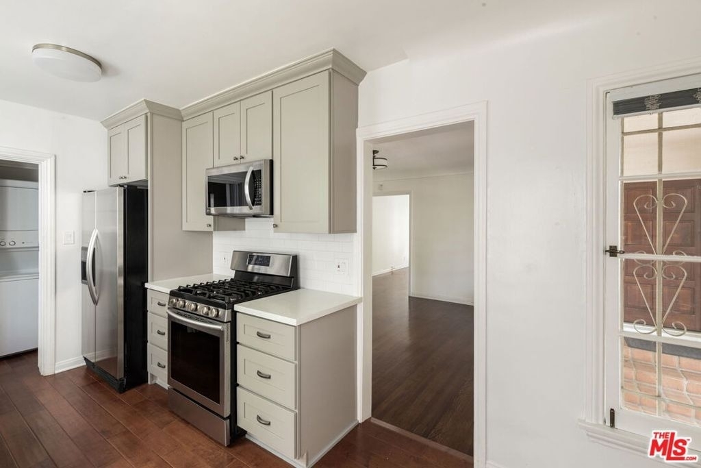 1054 S Stanley Avenue - Photo 6