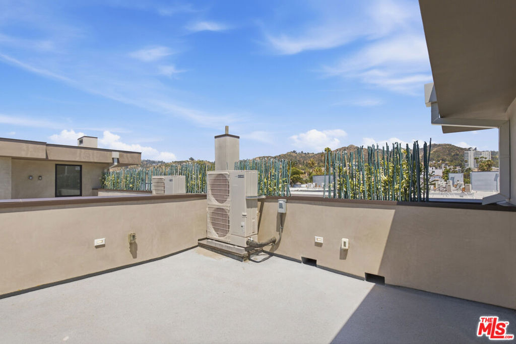 1434 N Poinsettia Place - Photo 17