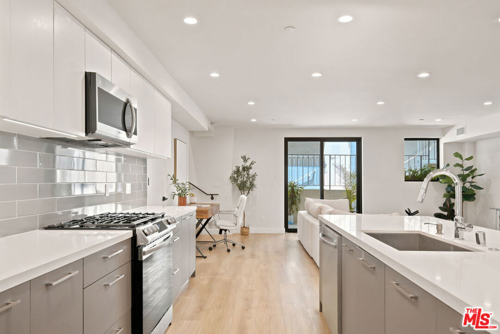 1434 N Poinsettia Place - Photo 4