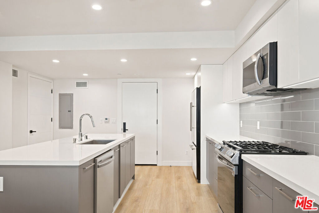 1434 N Poinsettia Place - Photo 5