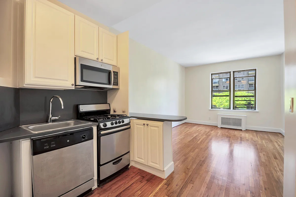 York Avenue - Photo 1