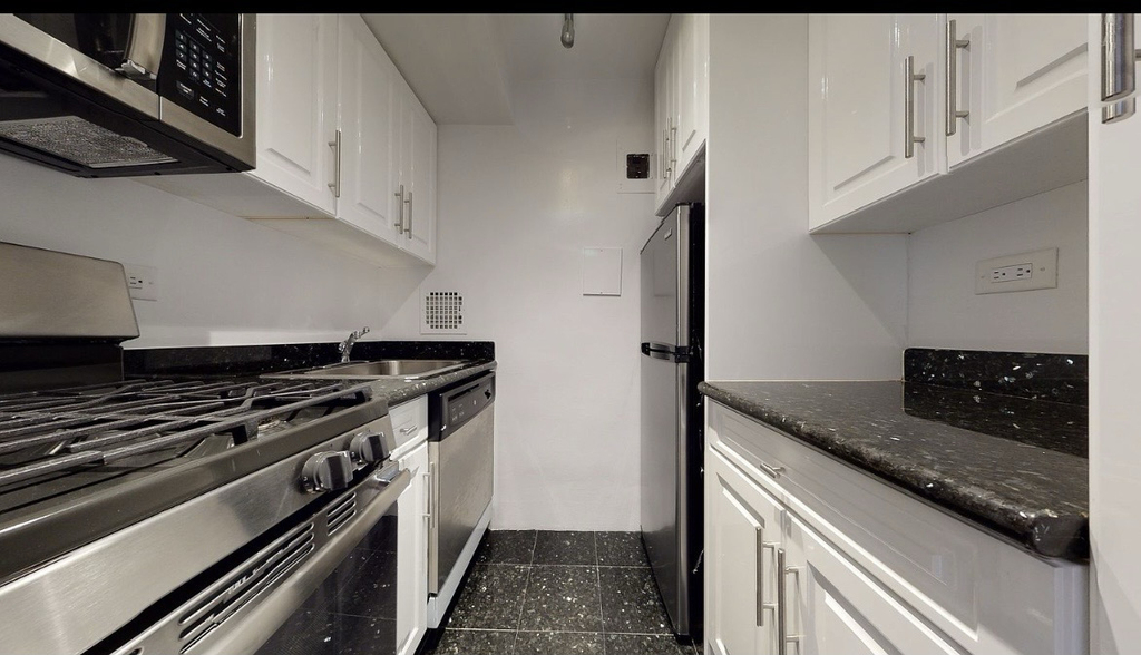  West 13th Street - Photo 3