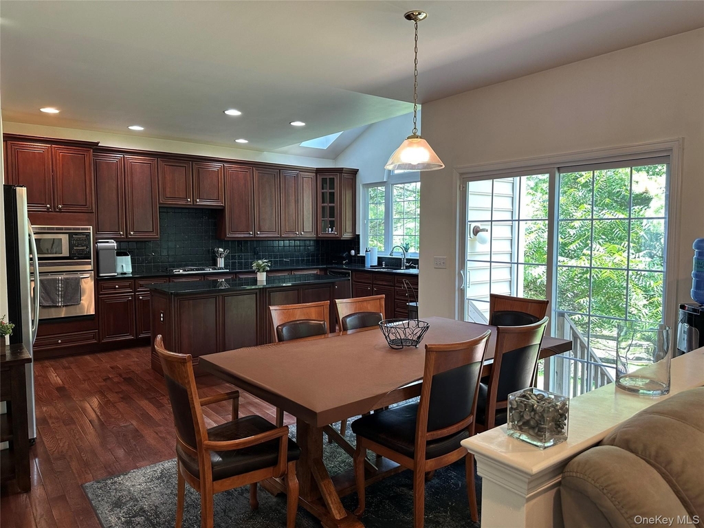 633 Creekside Lane - Photo 2